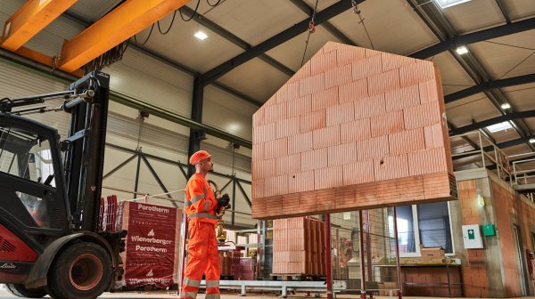 Fertigteilwand eines Hauses im Werk