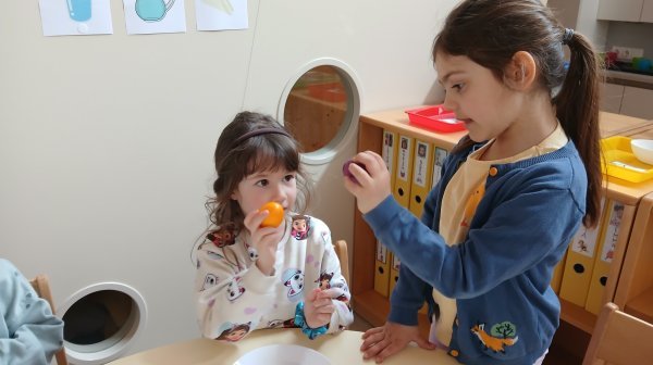 Zwei Kindergartenkinder beim Eierpecken