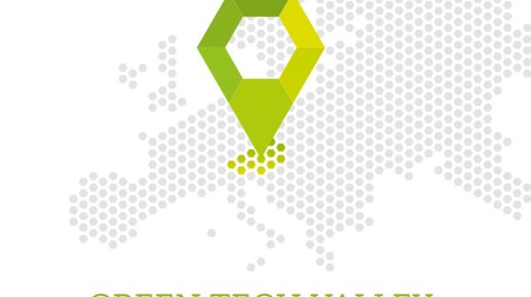 Europakarte stilisier mit grüner Fläche von Österreich und Icon Green Tech Valley Research Map