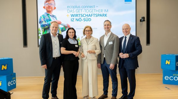 Gruppenfoto in moderner Eventlocation