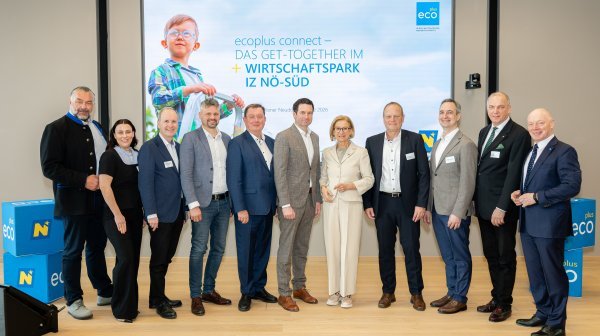 Großes Gruppenfoto mit 11 Personen bei dem Event ecoplus connect im IZ NÖ-Süd