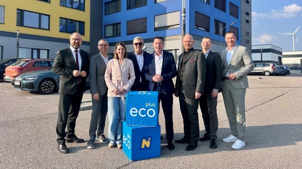 Pressefoto mit 8 Personen