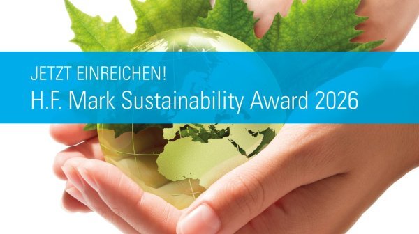 Hand hält eine grüne Erdkugel mit Blättern