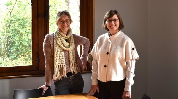 Zwei Damen porträtiert 