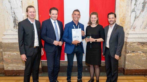 Pressefoto mit 5 Personen