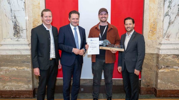 Pressefoto mit 4 Personen