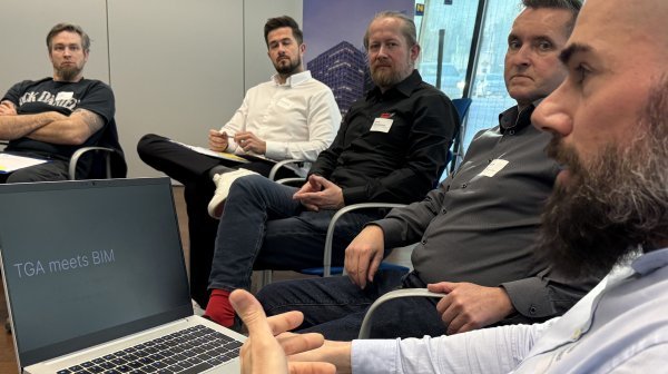 5 Männer sitzen bei einer Workshopsituation im Kreis 