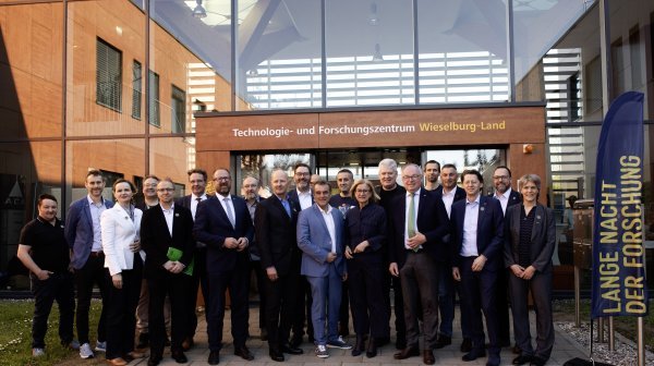 Große Personengruppe vor dem Haupteingang zum TFZ Wieselburg-Land