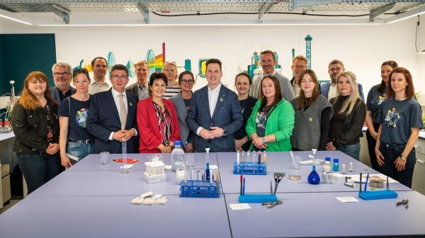 Große Personengruppe in Tullner Labor rund um einen Tisch