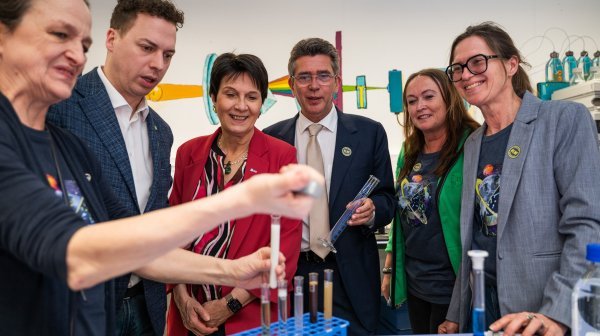 Lange Nacht der Forschung Tulln: Beim chemischen Versuch mit fünf Zusehenden