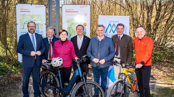 KLiene Personengruppe mit zwei Rädern bei vorderer Ybbstalradwegeröffnung