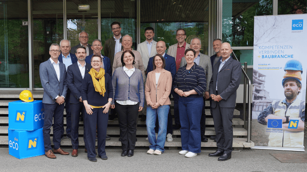 Pressefoto mit 17 Personen