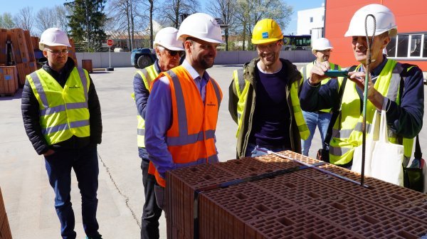 5 Personen mit Warnwesten gekleidet am Firmenareal bei Wienerberger