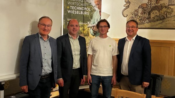 Gruppenfoto von 4 Personen