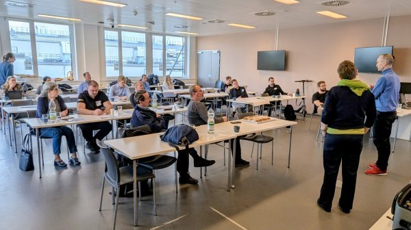 Workshopsituation mit Teilnehmern und Vortragenden