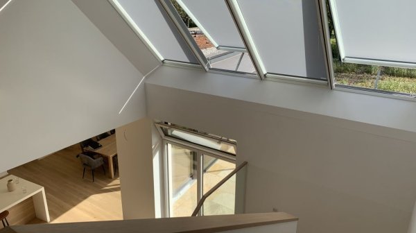 Dachflächen-Fensterfront im Stiegenhaus
