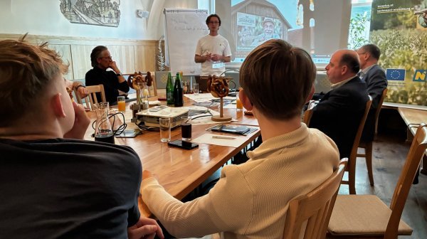 Vortragssituation von hinten mit Speaker Valentin Seiringer