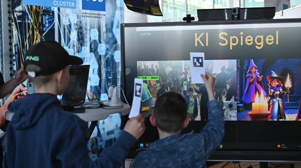 zwei Kinder vor der Station: KI Spiegel