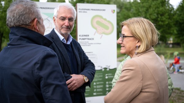 Öko-Dynamik-Park Pielach-Auen drei Personen im Gespräch in Prinzersdorf