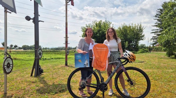 Zwei Frauen stehen hinter einem Fahrrad im Weinviertel entlang einer alten Bahntrasse