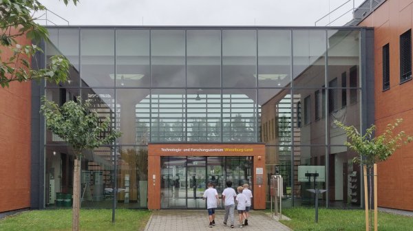 TFZ Wieselburg mit Kindern durch den Eingang gehend 