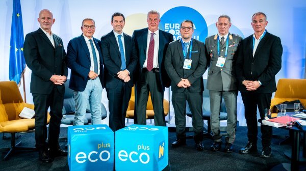 Pressefoto mit 7 Personen