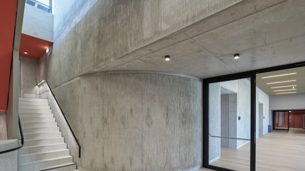 Innenansicht Gebäude - Betonwände & Stiegenaufgang