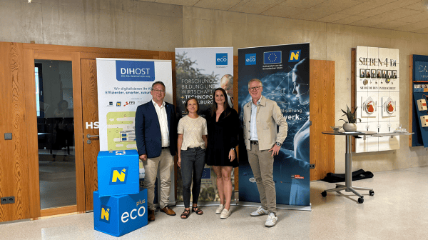 Pressefoto mit 4 Personen vor Roll-ups