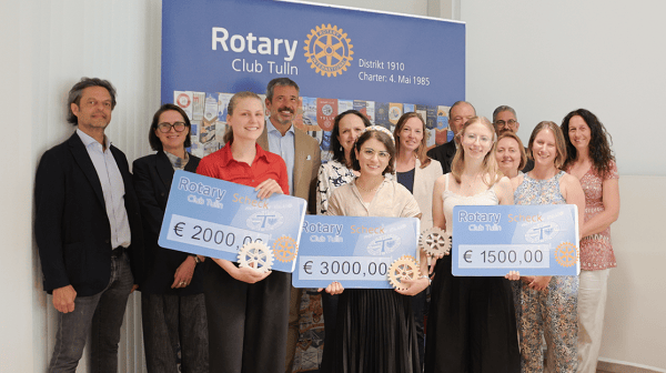 Gruppenfoto von 13 Personen und Auszeichnungen 