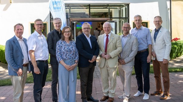Gruppenfoto der Sprecher der Veranstaltung vor dem Gebäude