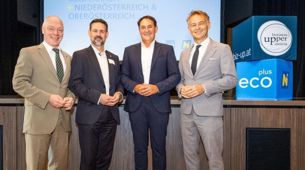 Pressefoto mit 4 Personen 