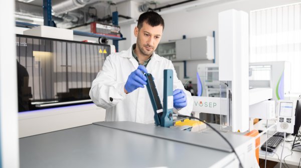 Mann arbeitet an einem modernen Laborgerät in einem Forschungs- und Analyselabor