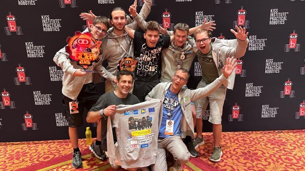 Gruppenfoto mit 7 HTL Schülern