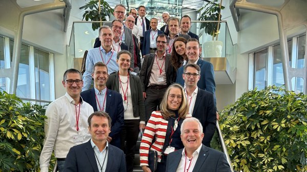 Gruppenfoto mit 20 Personen Mission Klimaziele auf einer Stiege