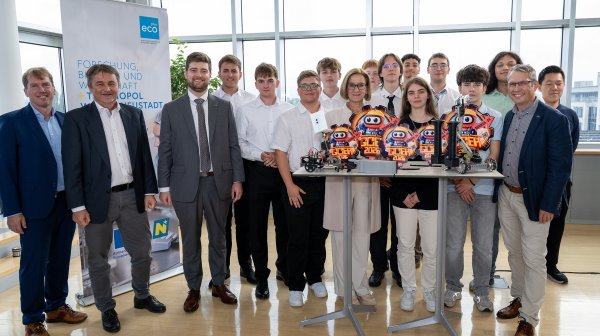 Jugendliche präsentieren Robotermodelle bei einer Veranstaltung 