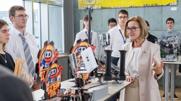 Jugendliche präsentieren Robotermodelle bei einer Veranstaltung 