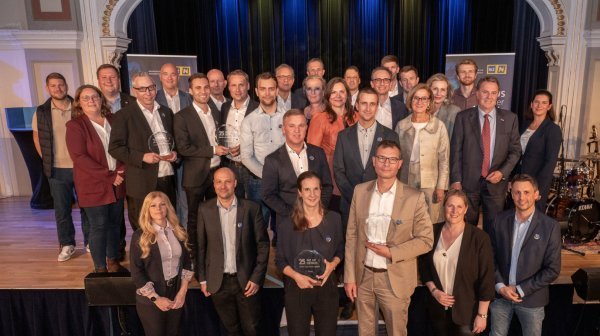 Große Siegergruppe bei einer Preisverleihung