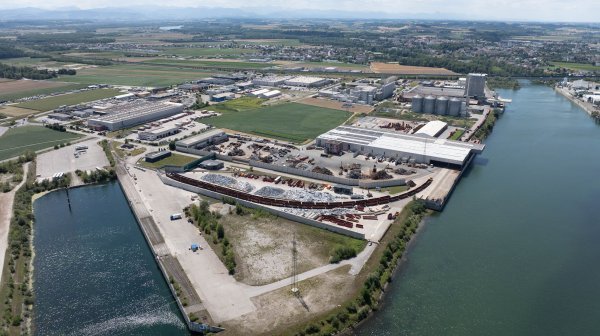 Drohnenansicht Ennshafen mit Hafenbecken, Laderampen und der Stadt Enns