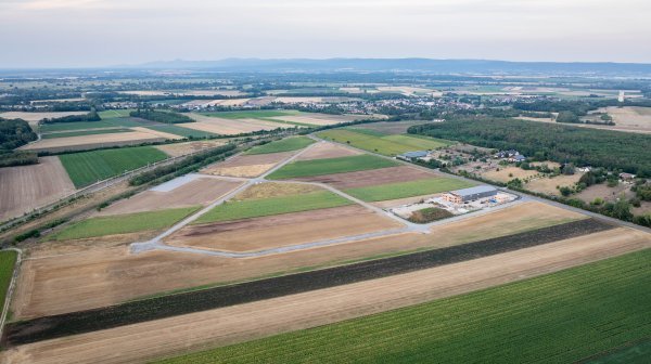 Drohnenfoto Wirtschaftspark Marchegg mit der Stadt Marchegg im Hintergrund von Süden aufgenommen