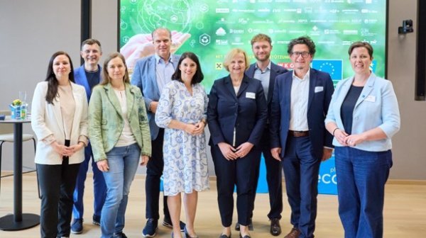 Gruppenbild mit 9 Personen bei der Jahrestagung Mission Klimaziele