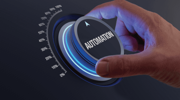 KI generiertes Bild - Hand bedient ein Rädchen mit dem Titel Automation