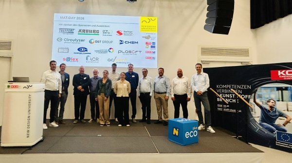 Gruppenfoto von 12 Personen