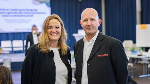 Frau und Herr im Anzug bei einer Veranstaltung in Wien