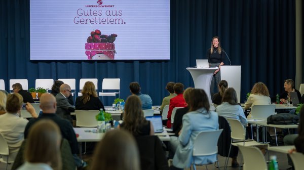 Vortragende hält Präsentation im Konferenzraum in Wien vor Publikum