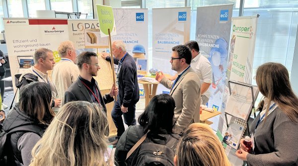 Bild vom Stand auf der Passivhaustagung mit Besuchern