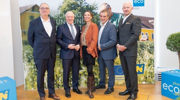 Pressefoto mit 5 Personen 