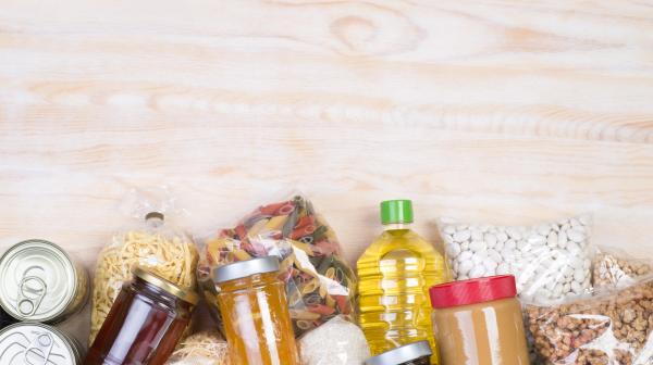 diverse Lebensmitteln abgepackt liegen auf einer Holzplatte