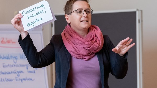 Clustermanagerin Michaela Smertnig beim Round-Table „Holz im mehrgeschoßigen, gemeinnützigen Wohnbau“