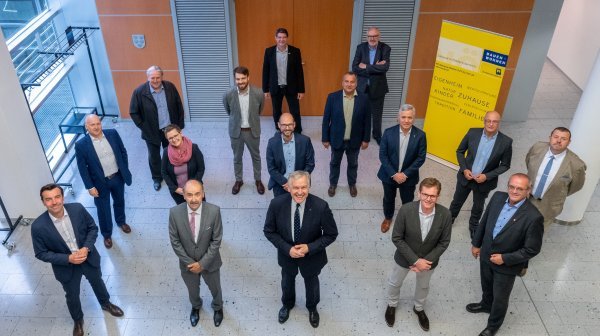 Gruppenfoto im Rahmen des Round-Tables „Holz im mehrgeschoßigen, gemeinnützigen Wohnbau“