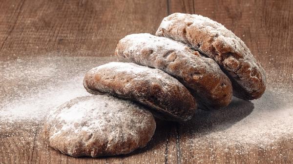 Brotleibe auf mehlbestreutem Brett
